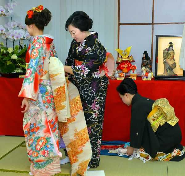 繁複的正式和服即便他人著裝起碼也要十五分鐘以上。（圖／吳德亮攝影）