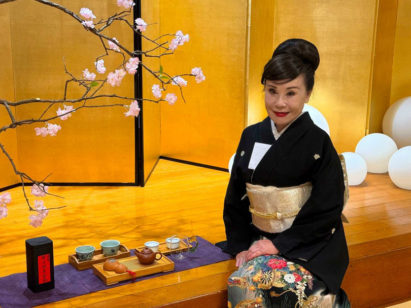 美麗和服日舞文化學苑學員必須熟習台灣茶藝與日本茶道。（圖／吳德亮攝影）