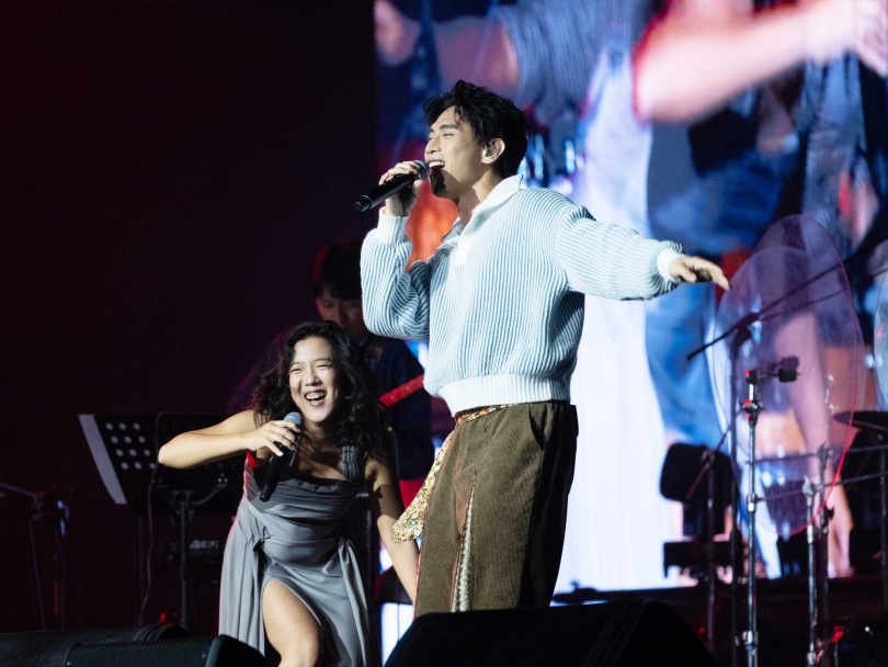 李竺芯特別邀請實力派男聲柏霖PoLin同台飆歌。（圖／果核音樂玫瑰森林農場提供）