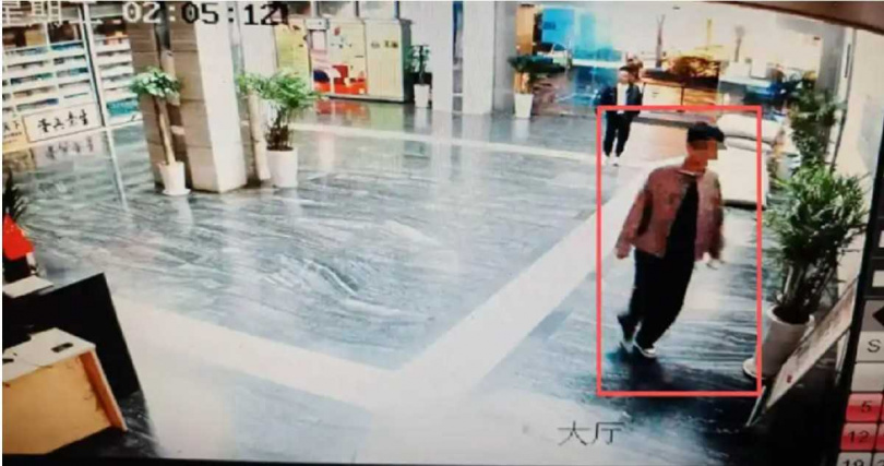 嫌犯利用短期入職取得門禁權限，夜間潛入辦公室取出手機內SIM卡。