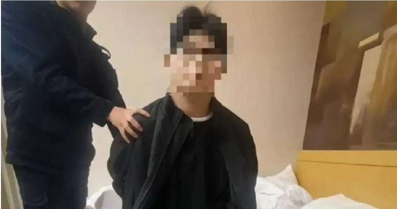 嫌犯以「廢卡」替換原卡，延後企業察覺時間。