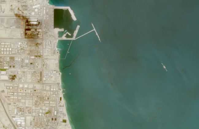 最新衛星影像顯示，波灣地區多處油污帶從太空中清晰可見。（圖／翻攝自歐洲太空總署）