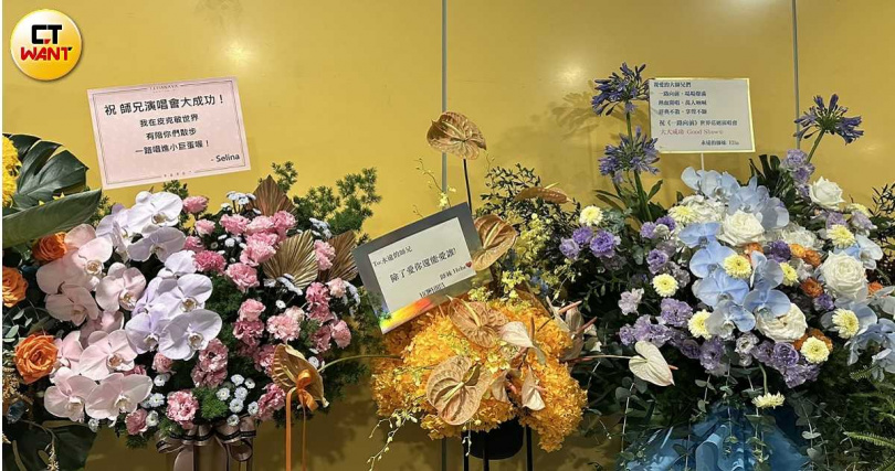 S.H.E送上花籃祝福師兄開唱順利。(圖/吳孟倫攝)