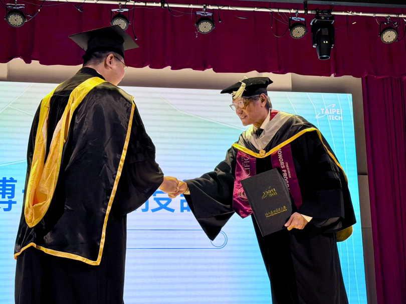 包小柏出席國立臺北科技大學畢業撥穗典禮,獲得校方授予管理學院博士學位證書。(圖/唱戲世界娛樂提供)