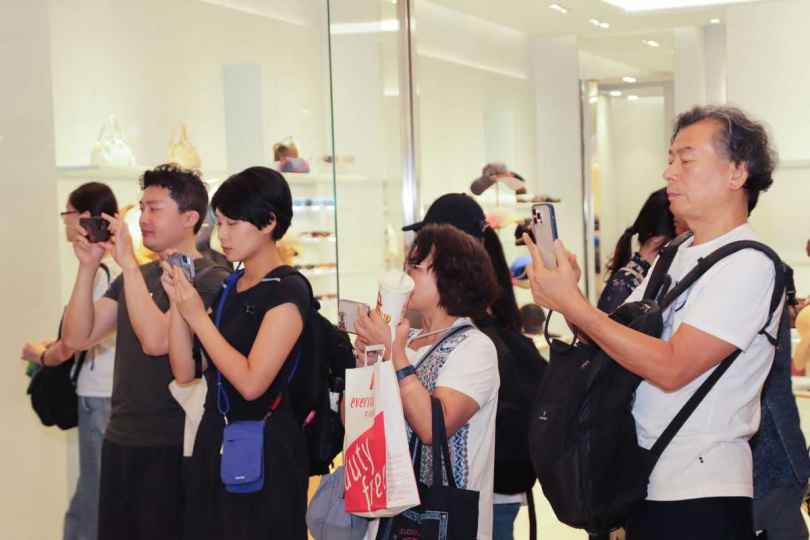 文山國小直笛團精彩演出吸引許多旅客停下腳步拍照、錄影留念，讓旅客感受臺灣學童的藝術能量。（圖／昇恆昌免稅商店提供）