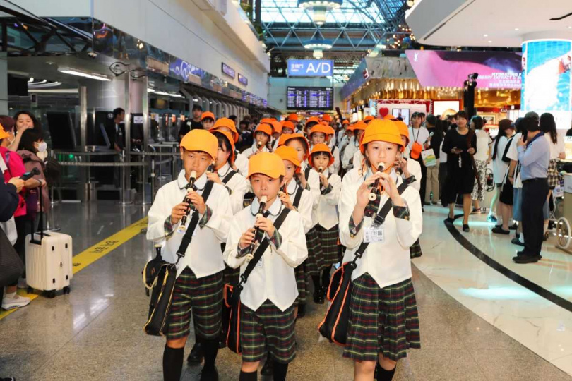 文山國小直笛團走出教室、走進國門，在桃園國際機場進行移動式演出。（圖／昇恆昌免稅商店提供）