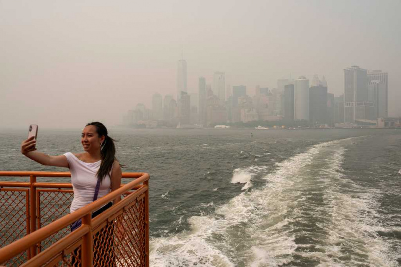 濃煙籠罩紐約市區,部分時段空污甚至超越印度德里,能見度明顯下降。
