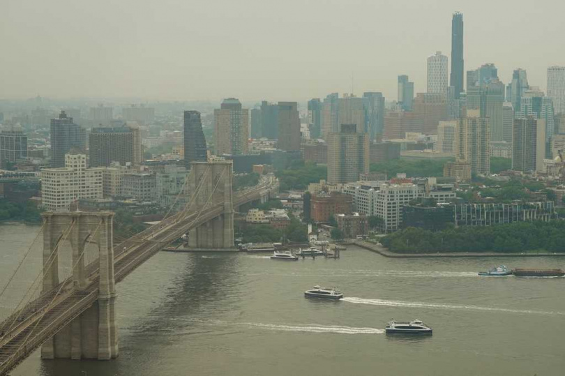 加拿大野火引發空污危機,紐約空氣品質急遽惡化,官方呼籲民眾減少外出並做好防護。