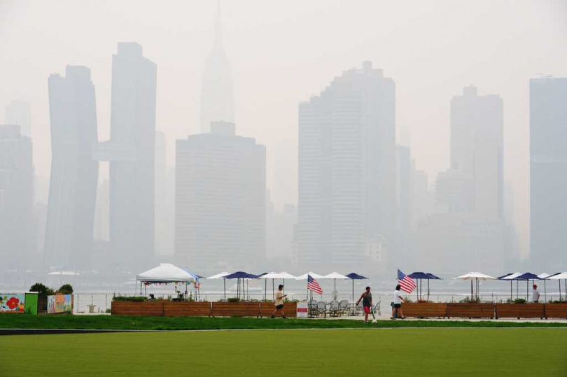 濃煙籠罩紐約市區,部分時段空污甚至超越印度德里,能見度明顯下降。