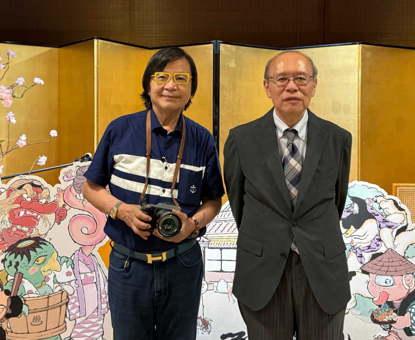 本文作者採訪遠道的湯本豪一榮譽館長並合影。(圖/北投文物館提供)