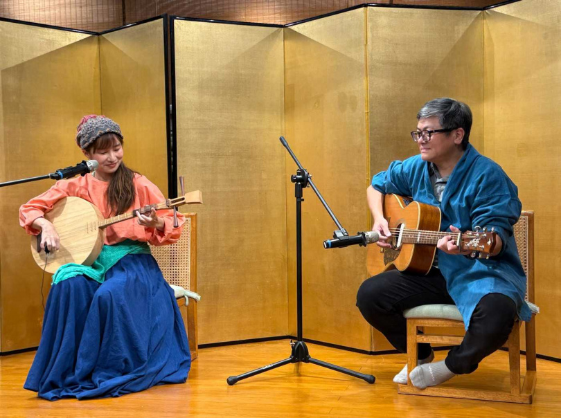 台灣月琴民謠協會在開幕茶會表演阿雰創作歌曲「魔神仔」。(圖/吳德亮攝影)