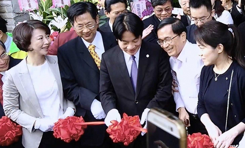 陳幸妤牙醫診所10年前開幕,民進黨內大咖都現身力挺。(圖/陳亭妃臉書)