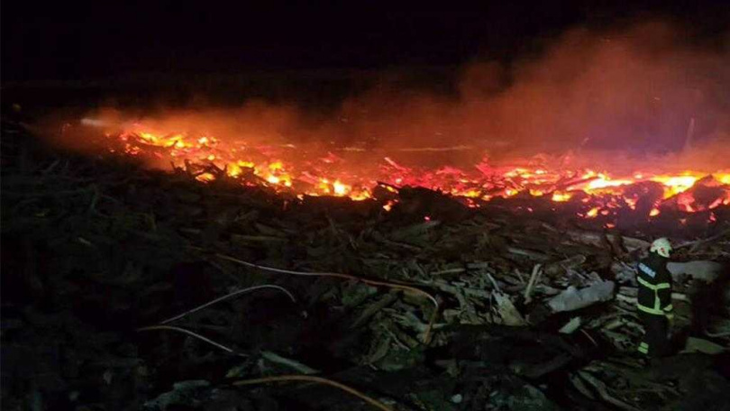 花蓮溪出海口附近今晚傳出漂流木火警，且因晚間風勢大加速火勢燃燒，現場延燒面積約1個籃球場大。（圖／民眾提供／中國時報羅亦晽花蓮傳真）