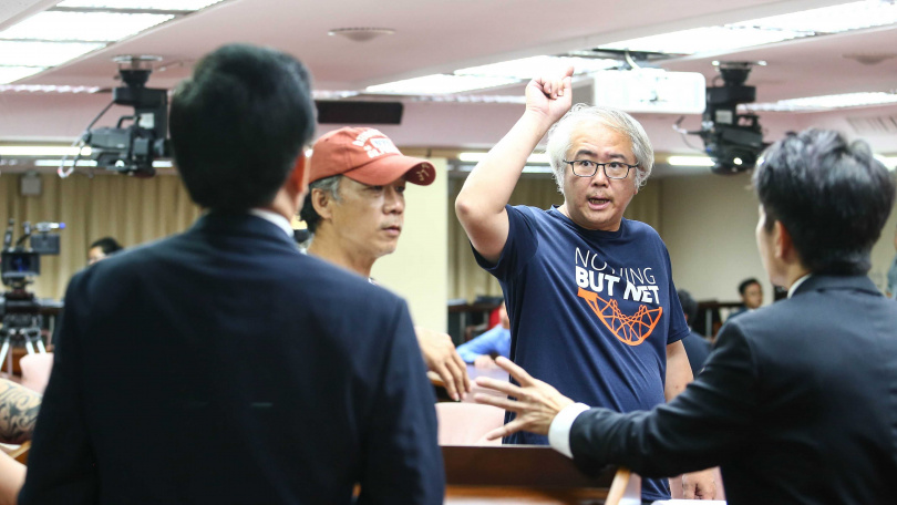 《國際橋牌社》導演汪怡昕（右2粗框眼鏡正對鏡頭者）曾赴立法院借景還原政治職人劇，他認為年輕電影工作者要有「匠人」精神，切忌眼高手低。（圖／報系資料照）