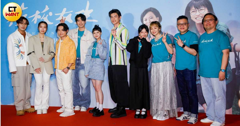 《夜校女生》首映會，告五人（左起）、涂善存、項婕如、邱以太、陳姸霏、季芹、監製唐在揚、導演莊景燊。（圖／趙文彬攝）