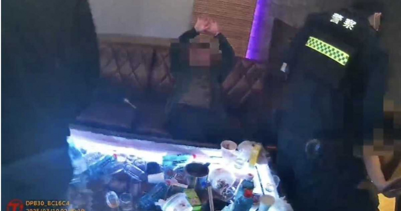 警方到場後,準備將6人帶回時,意外發現翁男為違反廢棄物清理法的通緝犯。(圖/翻攝畫面)