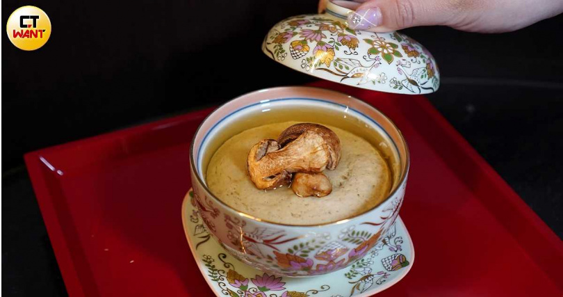 乍看如同蒸蛋的「鴿盅|香檳茸」是採類似法式澄清湯的做法,以肉團取代蛋白絞肉、從中汲取食材精華,品嘗時輕壓肉團、僅飲湯汁入口。(圖/魏妤靜攝)