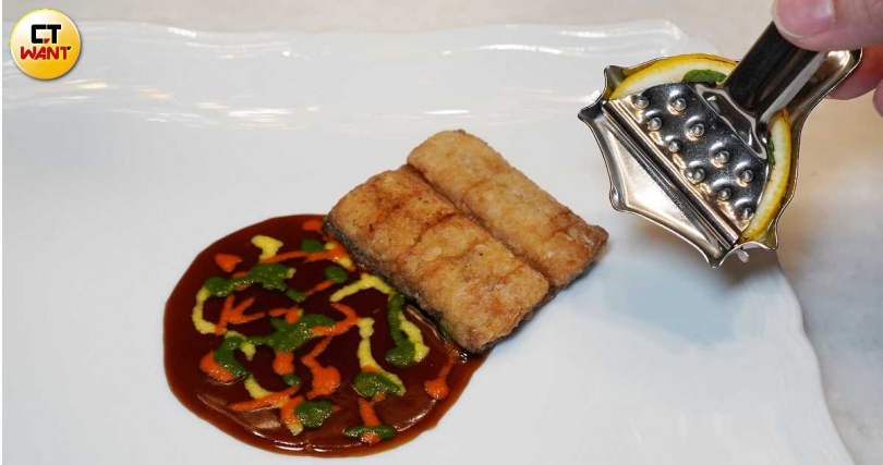 可三吃的「鰻|鎮江醋」在品嘗時先從原味感受如馬告等帶來的香氣,二吃再蘸取醬汁,最後可擠上檸檬汁增添清爽。(圖/魏妤靜攝)