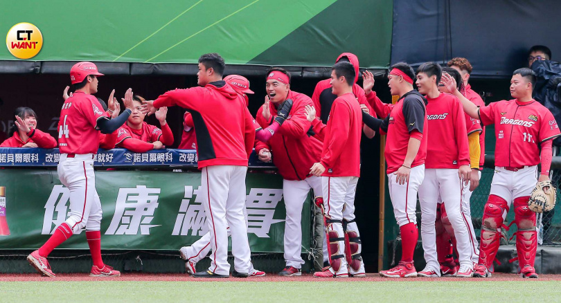 二局下，陳思仲郭天信回壘得分。(圖／侯世駿攝)