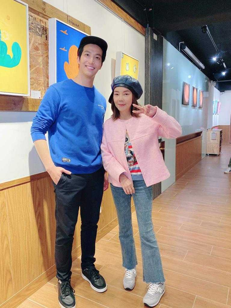 吳翔震與辛曉琪因畫成為好友。（圖／吳翔震工作室提供）