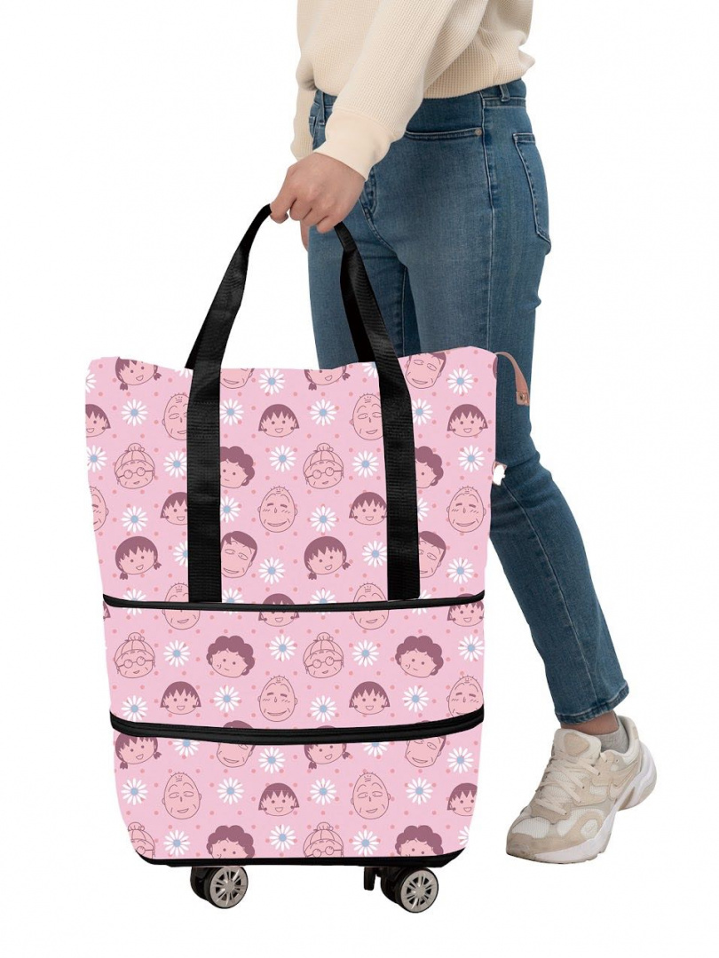 sogo忠孝館獨家攜手櫻桃小丸子好禮，忠孝館累計滿3000元就可以換櫻桃小丸子三層摺疊滑倫旅行袋（圖／品牌提供）