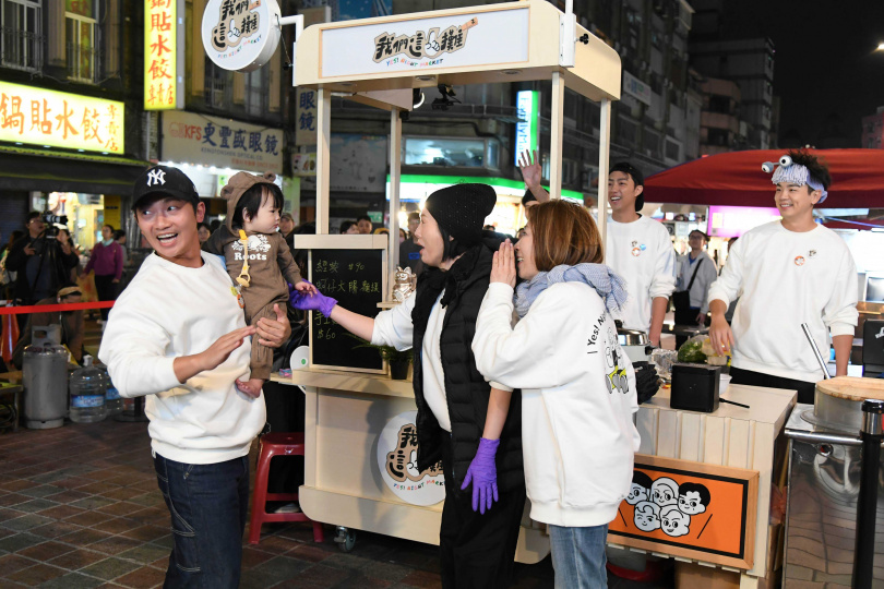 蔡昌憲（左1）的老婆特別帶著兩個孩子來探班。（圖／三立提供）