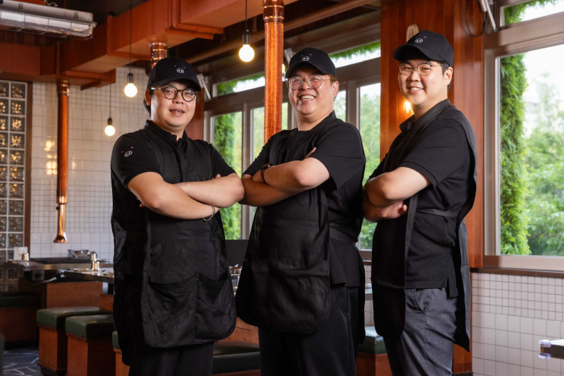 金豬食堂廚師團隊安煐彬안영빈（左起，韓國）、史峻玹（台灣）、金根浩김근호。（韓國，圖／台灣金豬食堂提供）