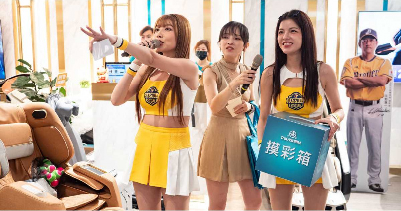 高島一日店長活動現場大方送出中信兄弟聯名贈品及千元舒壓好禮(圖/高島提供)。