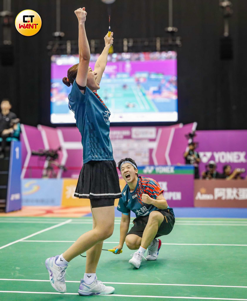謝沛珊(右)、洪恩慈勇奪睽違17年的台北公開賽女雙冠軍，振臂高呼。（圖／劉耿豪攝）