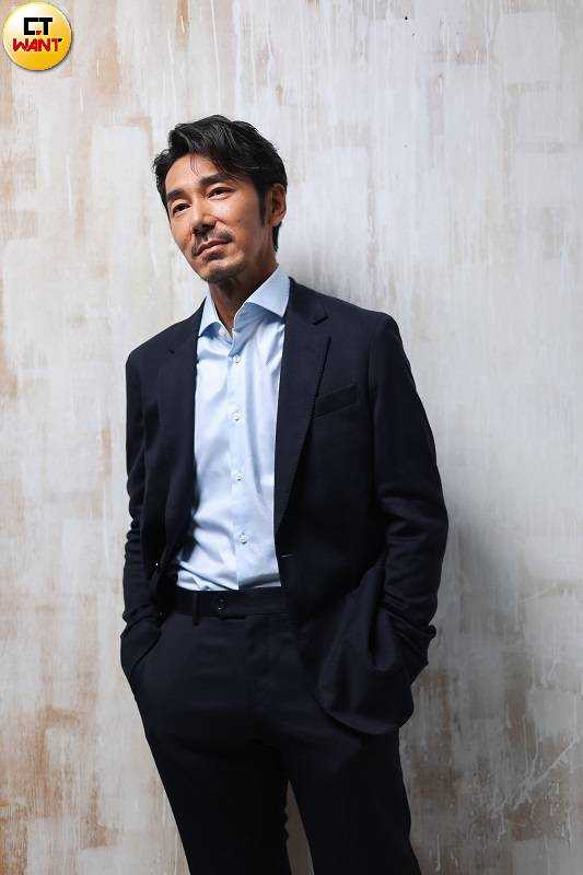 BOSS藍色外套、BOSS西裝褲、BOSS襯衫、BOSS皮鞋(圖/林士傑攝)