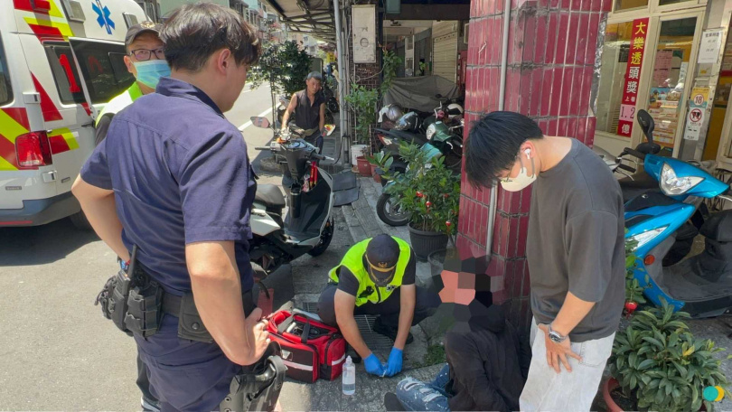 賓士車手倒車撞警遭辣椒水制伏。（圖／翻攝畫面）