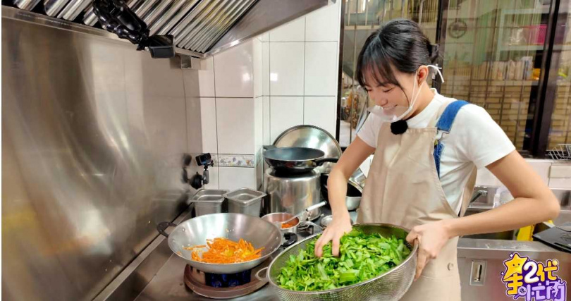 焦曼婷到幼兒園體驗廚房工作。（圖／Yahoo《星二代很忙內》提供）