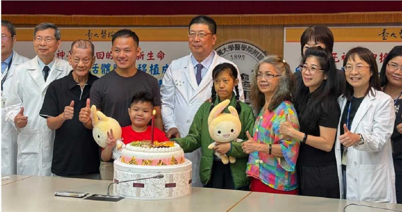 台大醫院今日(13)舉辦「從死神手中搶回的小小新生命,印尼病童在台活體肝臟移植成功,台大醫院展現國際醫療實力」記者會。(圖/中國時報李念庭攝)