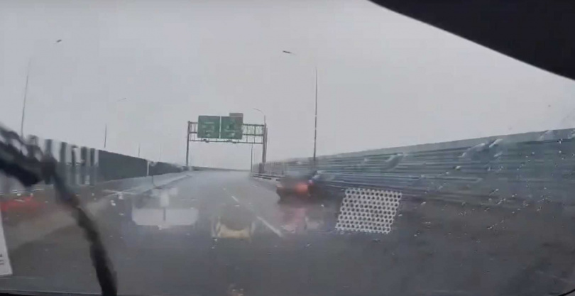 賓士轎車在台61線雨天不斷急剎疑似挑釁後車，最終打滑自撞護欄。（圖／翻攝爆料公社）