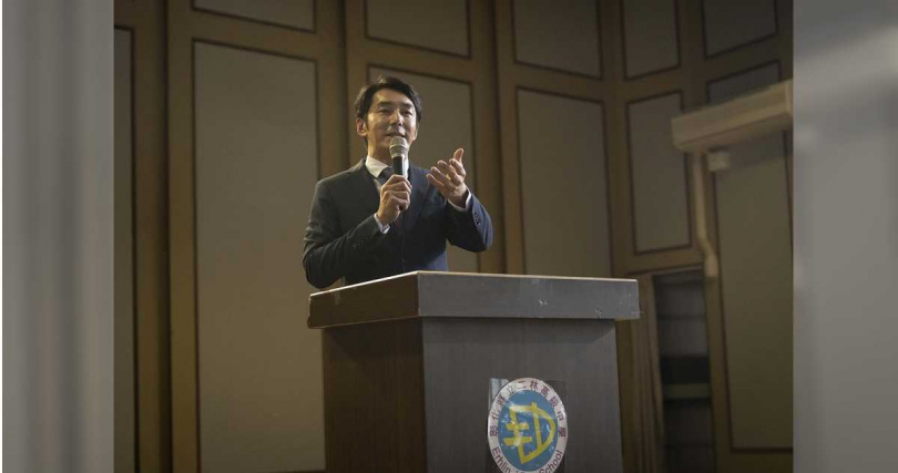 李李仁表示不論是工作或身體狀況都曾遇過低潮。(圖/華視、公視台語台提供)