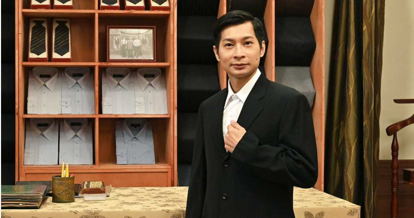 黃逸祥在劇中為了結婚訂製西服。（圖／台視）