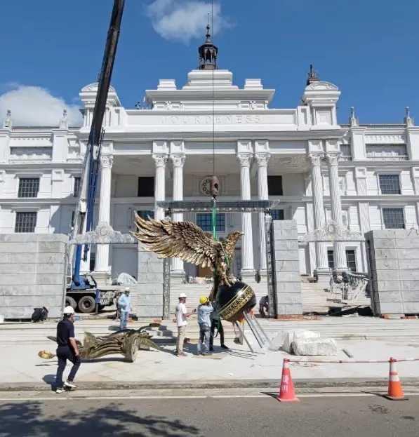 「佐登妮絲城堡」為文化復興時期古典巴洛克風格建築，這類外觀造型特殊的建築又擁有許多雕像，興建工程需耗費更多的時間、心力在溝通上。（圖／翻攝自翰億美術官網）