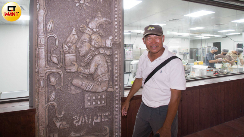 毛榮海在「歐樂沃築夢城堡」中跨業經營巧克力工廠，特別在旁邊的壁畫融入瑪雅文化中的「可可女神」圖騰。（圖／黃威彬攝）