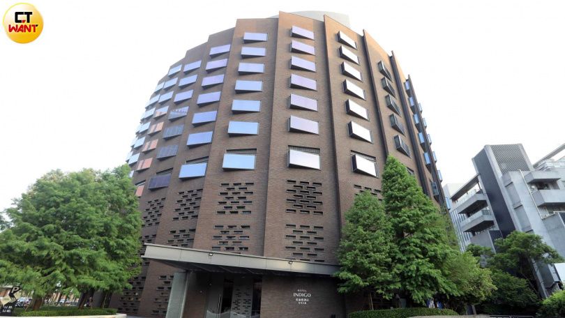 春大直的建築外觀設計來自鸚鵡螺造型，一面為春大直商場正門，另一面為大直英迪格的大門，建築硬體由弟弟楊國裕負責發包興建，目前由哥哥楊國鼎負責運營管理。（圖／方萬民攝）