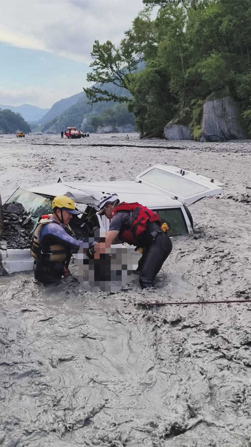 吉普車探路時陷入溪流泥沙中，車主下車卻溺斃，大部分身軀已遭泥沙埋沒。（圖／南投縣消防局提供／中國時報楊靜茹南投傳真）