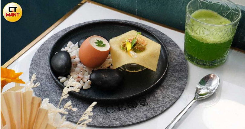 在品嘗首道開胃菜的柑橘班戟時,可先將滴管中的柑橘汁滴入,抓起餅皮四角一口咬下包覆雞胸肉、馬薩拉香料粉、焦化榛果等混合的內餡。(圖/魏妤靜攝)