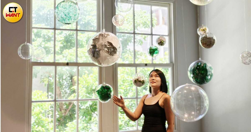 口香糖也被稱為泡泡糖,展覽第三步「謊」在透明球體中放入觀展民眾以紙條寫下曾經說過的謊言,讓他們將所有情緒塞進泡泡裡。(圖/魏妤靜攝)