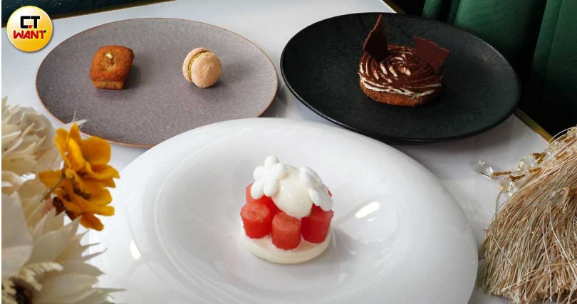 完整主廚套餐會提供兩道甜點「布瑞起司/西瓜」(前)、「白花菜提拉米蘇」(右後)及茶點。(圖/魏妤靜攝)