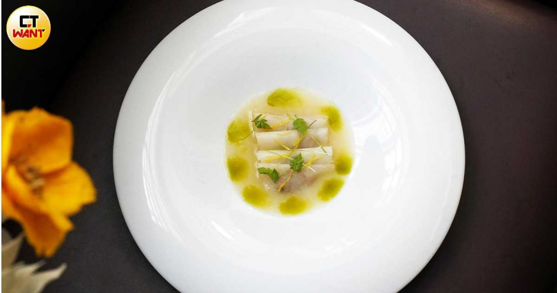 「綠竹筍/昆布/胭脂蝦」鋪上山蘿蔔葉與發酵檸檬皮絲,外形如展覽的「揉水」紙巾般柔軟、吃來爽口微脆。(圖/魏妤靜攝)