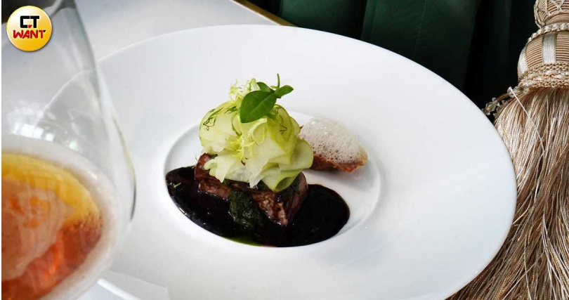 「芭樂/鮪魚」從擺放的發酵芭樂及淋上10年巴薩米克醋、煙燻魚骨與發酵九層塔做成的醬汁,都轉化了「呼吸」概念。(圖/魏妤靜攝)