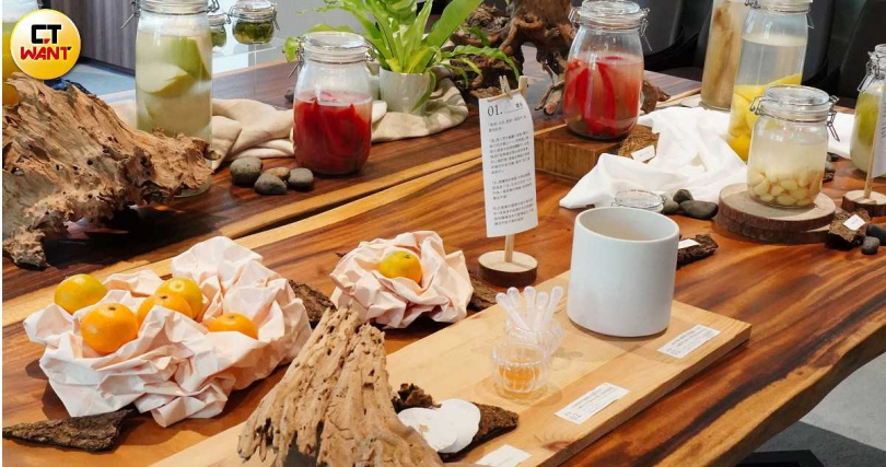 「內容不食」展覽的第二環節「呼吸」,表達食物透過醃漬的過程也反映當天氣候,從中透露出時間沉澱的風味。(圖/魏妤靜攝)