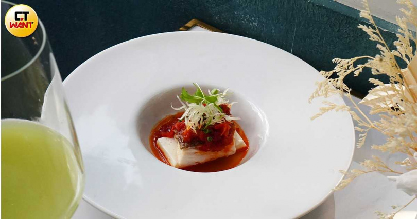 「發酵辣椒/季節鮮魚」的鹹與酸較辣度更甚一些,搭配以青椒、芭樂混調的無酒精飲品帶來各種風味交織。(圖/魏妤靜攝)