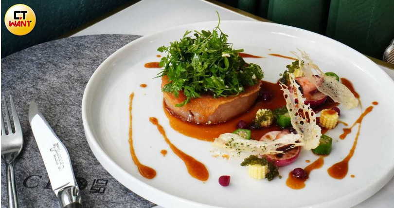 主菜「里昂牛頭捲」以牛臉頰、牛舌增加膠質,主廚表示傳統做法多採燉軟處理,但他反覆煎過使口感保持彈性。(圖/魏妤靜攝)