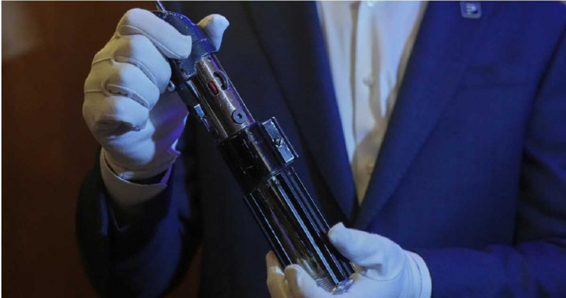 光劍於洛杉磯彼得森汽車博物館公開拍賣，吸引眾多電影迷與收藏家關注。