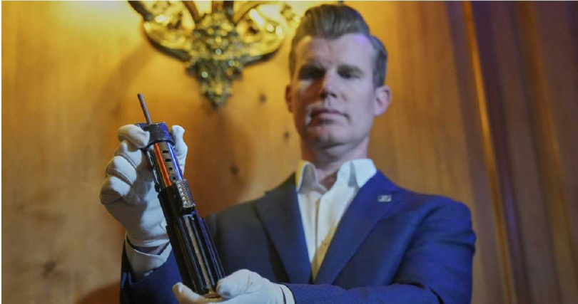 道具上仍可見安裝光刃用的鋼製接口與明顯磨損痕跡，證實其為實際拍攝使用道具。